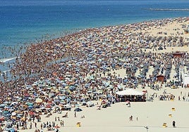 Prohibido reservar sitio con toallas: la nueva norma que está revolucionando las playas de Cádiz este verano