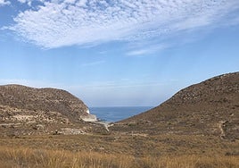 Olvídate de la Costa del Sol: esta cala escondida de Andalucía tiene aguas turquesas, cero masificación y acceso por sendero secreto