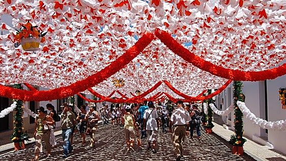 El pueblo portugués donde los vecinos elaboran más de un millón de flores de papel para su gran fiesta