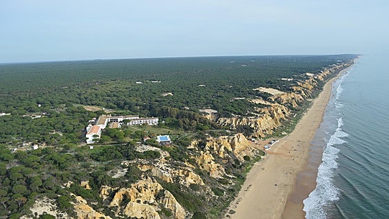 La playa salvaje de Huelva con arena blanca, dunas y kilómetros para caminar sin agobios