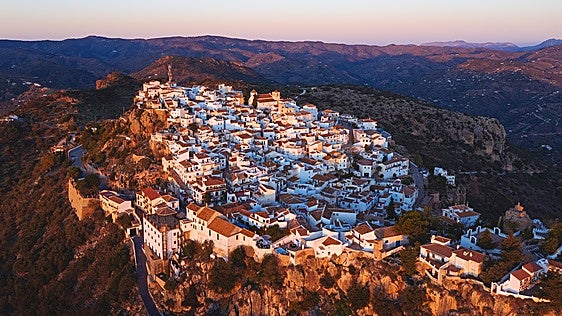 El pueblo de Málaga que parece colgado de una montaña y tiene uno de los atardeceres más bonitos del verano