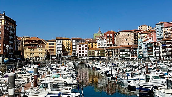 El pueblo de casitas de colores y un importante puerto pesquero que hay que visitar en la costa vasca