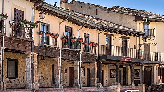 El pueblo de Segovia que destaca por su bonita plaza porticada y su exquisita gastronomía