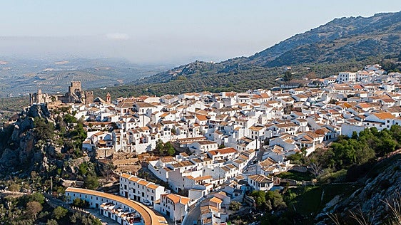 El pueblo medieval de Andalucía ideal para una escapada de final de verano: piedra, historia y noches frescas