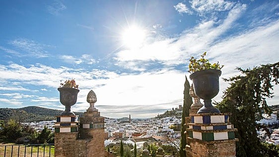 El pueblo de la Sierra Norte de Sevilla donde dormir más fresco: casas blancas, senderos, dehesa y noches bajo las estrellas