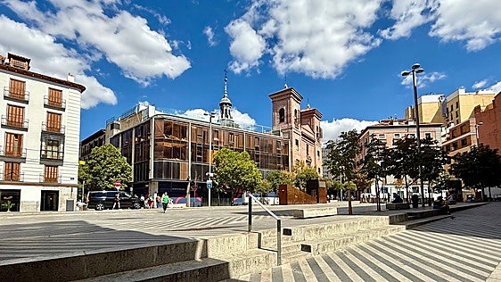 La conocida plaza madrileña que oculta un portal a otra dimensión