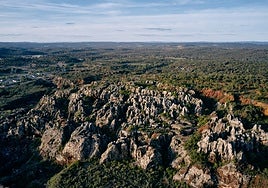 Parece una ciudad de piedra abandonada, pero está en Sevilla: el laberinto de roca que crearon una antigua mina y la lluvia