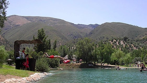 La playa de interior escondida entre las montañas de Andalucía: agua fresca, mucha sombra y un lago apto para el baño