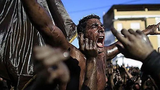 La fiesta ideal para visitar el 6 de septiembre: batalla de pintura negra y lucha por una Virgen