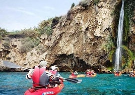 Parecen pequeñas calas del Caribe, pero están en Andalucía: aguas transparentes bajo enormes acantilados y barrancos