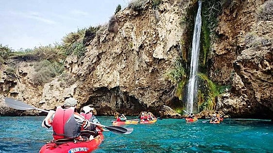 Parecen pequeñas calas del Caribe, pero están en Andalucía: aguas transparentes bajo enormes acantilados y barrancos