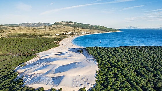 La playa virgen de Andalucía donde puedes subir una duna de 30 metros y caminar después por una ciudad romana junto al mar