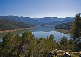 El enorme lago escondido en las montañas de Jaén donde se puede navegar rodeado de bosques