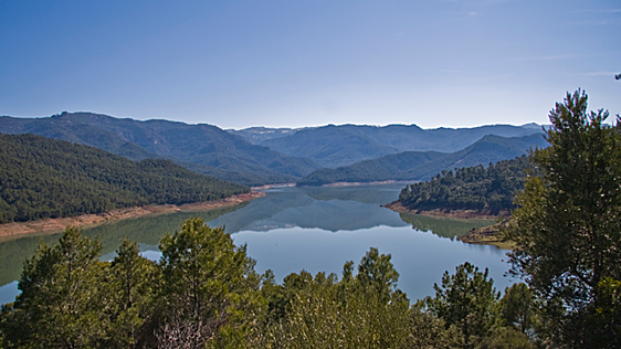 El enorme lago escondido en las montañas de Jaén donde se puede navegar rodeado de bosques