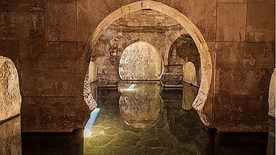 La piscina natural de Andalucía donde el agua sale a 47 grados durante todo el año: está escondida junto a un desfiladero