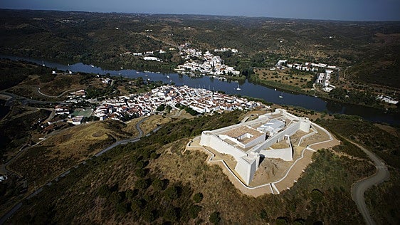 El pequeño pueblo blanco de Huelva que mira a Portugal desde la orilla de un río y parece detenido en el tiempo