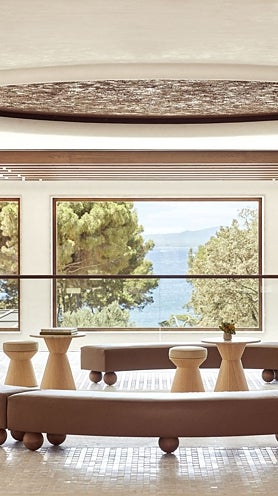 Imagen secundaria 2 - El hotel Four Seasons Mallorca está en el cabo de Formentor, donde funcionó el mítico Hotel Formentor, famoso en los años 20 y 30 del siglo pasado. Aquí, vistas de la piscina principal, una suite y el lobby.