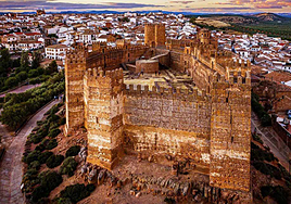 El pueblo de Jaén vigilado por una fortaleza de 15 torres y rodeado de olivares, monte y un gran embalse