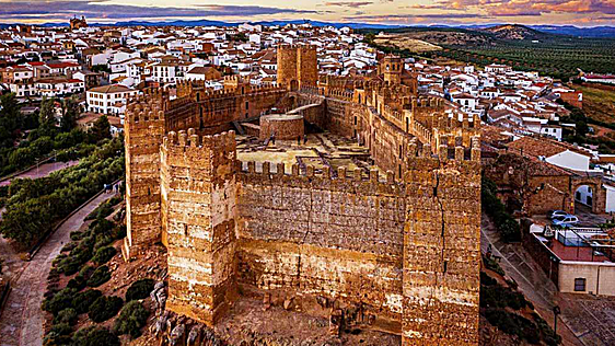 El pueblo de Jaén vigilado por una fortaleza de 15 torres y rodeado de olivares, monte y un gran embalse