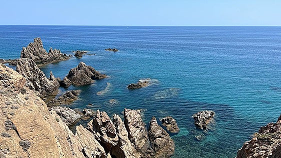 Parecen calas de una isla volcánica, pero están en Almería: arena oscura, agua transparente y montañas que llegan hasta el mar