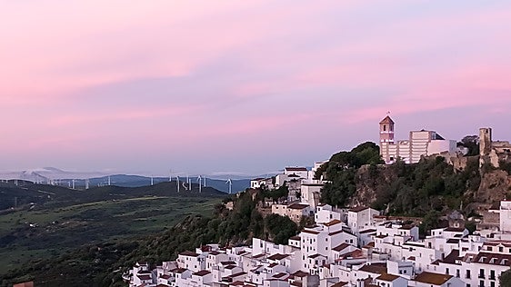 El pueblo blanco de Málaga que parece derramarse por una montaña y termina en un castillo con vistas al Mediterráneo