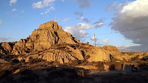 Parece el oeste americano, pero está en Granada: un inmenso paisaje de cárcavas, desiertos blancos y pueblos excavados en la tierra