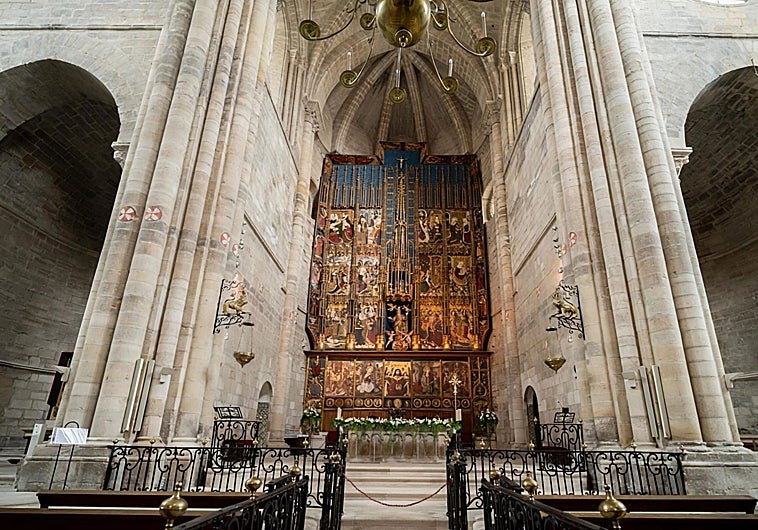 Imagen principal - Altar mayor, capitel con el escudo de Navarra y capilla de Santa Ana. 