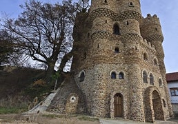 El insólito castillo de Burgos que nació del sueño de Serafín Villarán y termina su hija
