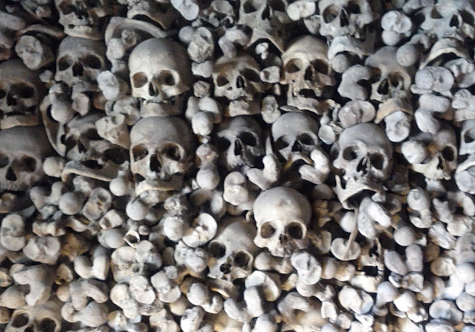 Calaveras y huesos en el osorio de Wamba