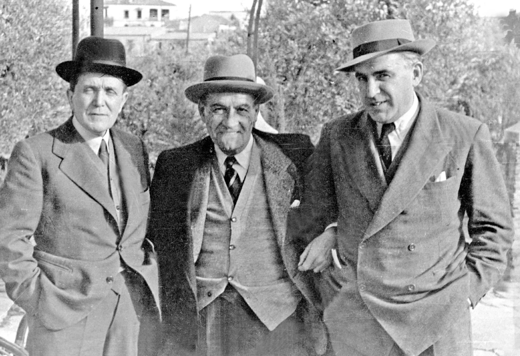 Teófilo Hernando, José Ortega y Gasset y el doctor Marañón posan para Miguel Ortega, hijo del filósofo, en el "Cigarral de Menores", en Toledo, en una imagen realizada y cedida a ABC para su publicación, en 1947