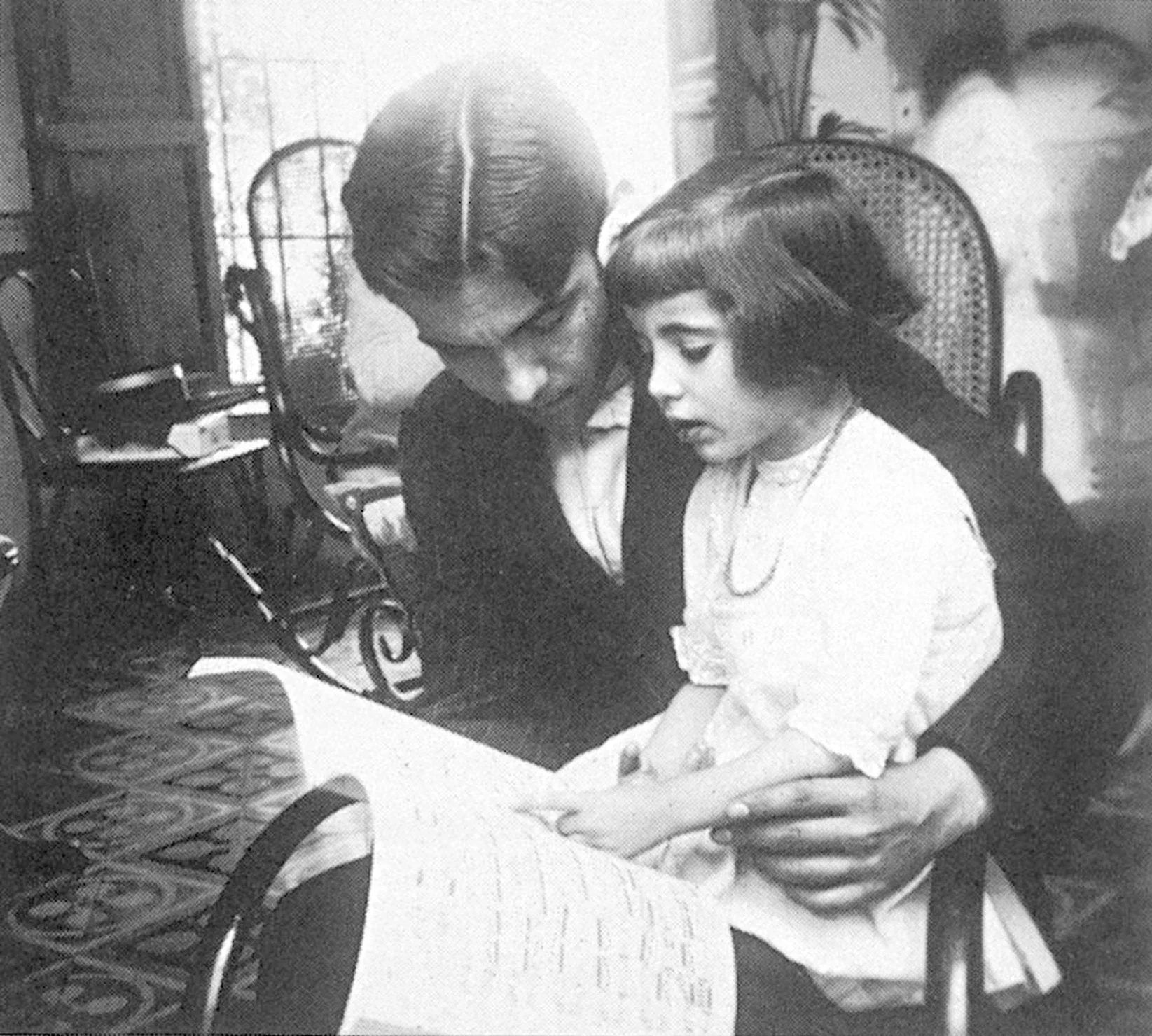 García Lorca con su hermana Isabel, en la residencia de verano familiar de San Vicente de la Huerta, en Granada, en 1918