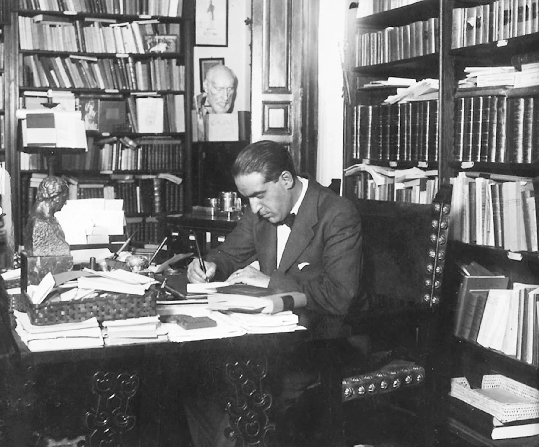 Gregorio Marañón en su despacho, en 1930.