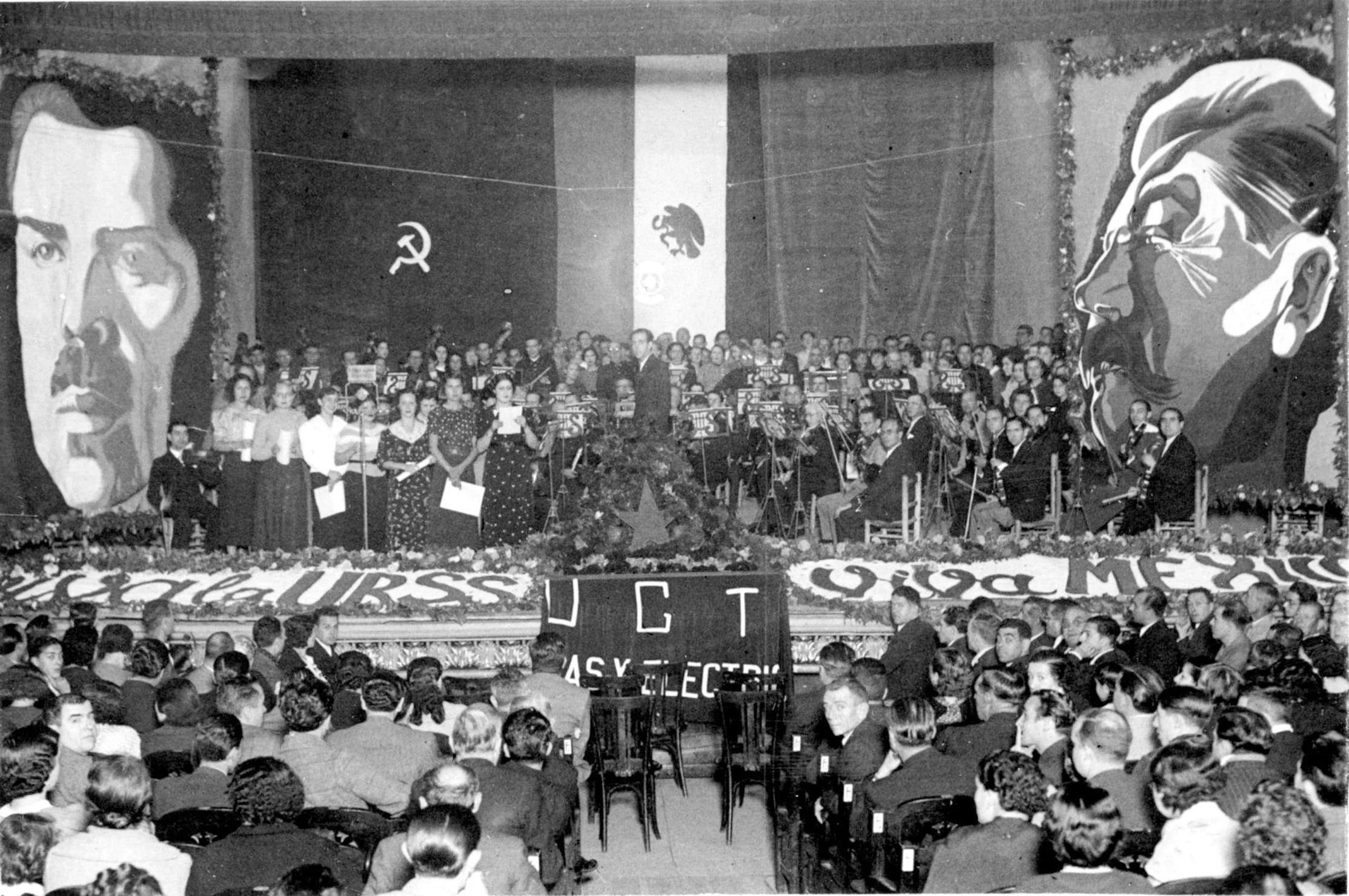 Homenaje de Valencia a Rusia y México, organizado por la Alianza de Intelecturales Antifascistas, en el Teatro Principal de Valencia.