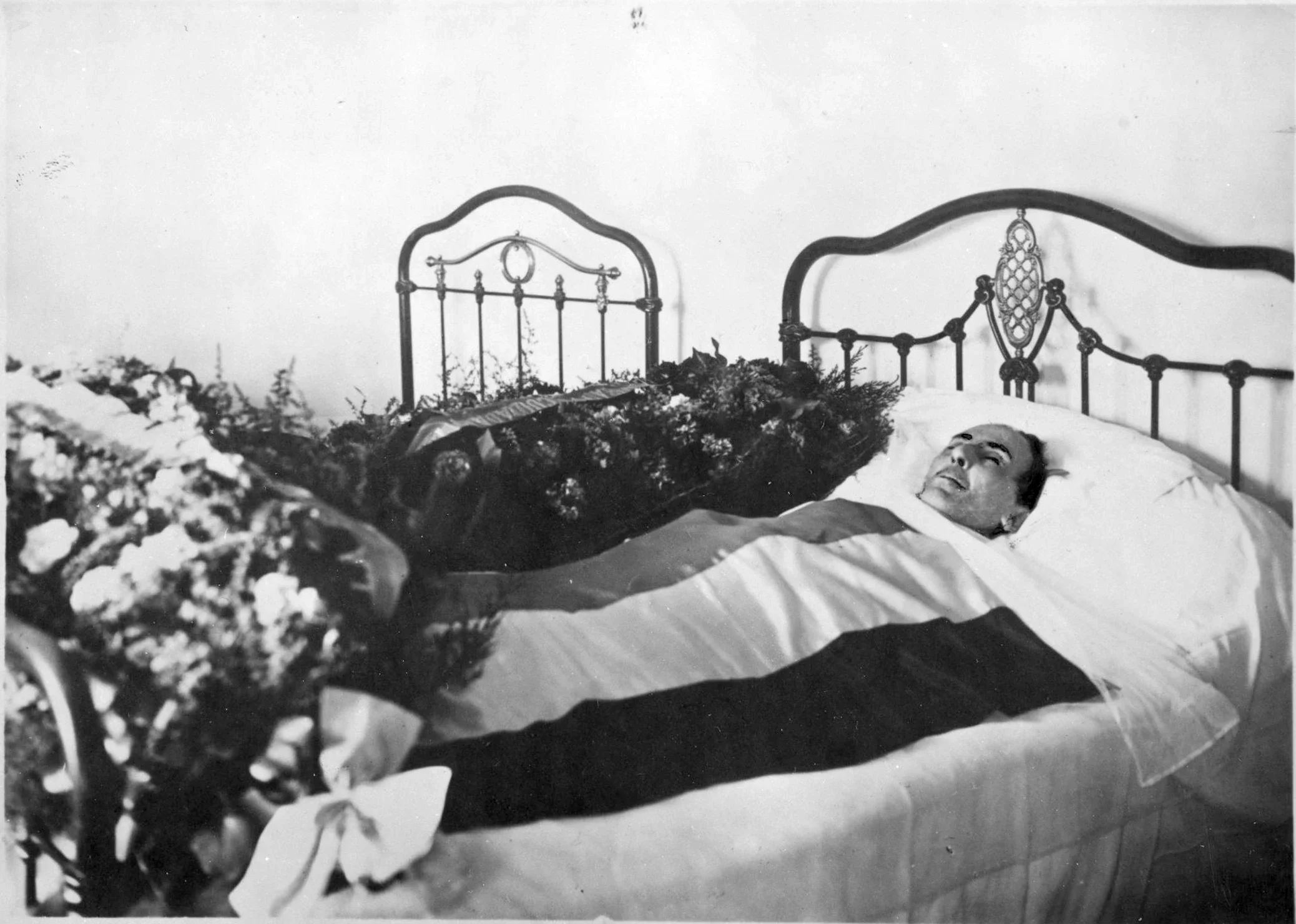 El cuerpo de Antonio Machado en una cama del hotel Quintana, cubierto por la bandera tricolor, en la localida francesa de Colliure donde murió exiliado.