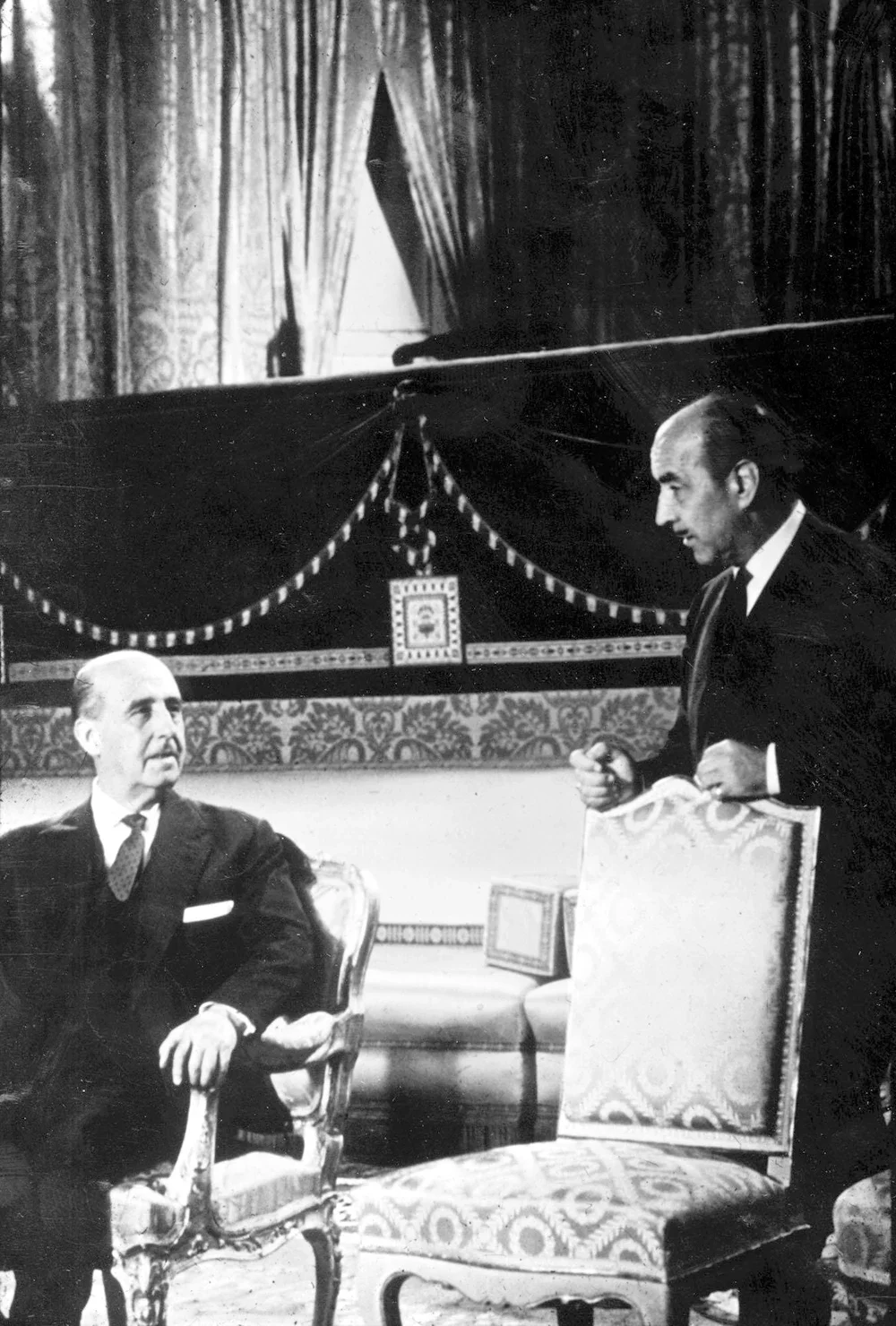 En la imagen, Sáenz de Heredia, director de la película "Raza" (guionizada por Franco), junto al dictador en el rodaje del largometraje "Franco ese Hombre", en 1964.