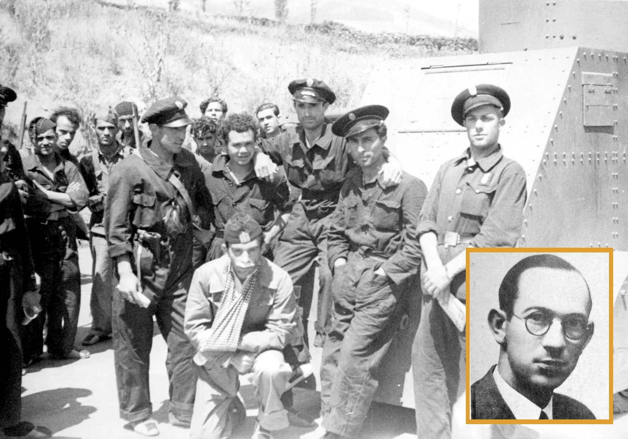 El sargento Puente junto a cinco guardias de salto que repelieron a las tropas nacionales durante dos horas de tiroteo. En la foto carné, retrato del teniente José del Castillo.