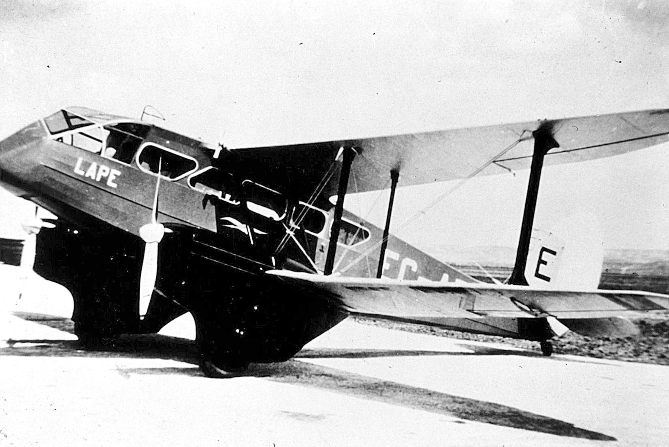 Dragon Rapide, uno de los aviones de pasajeros de corto alcance más populares de los años 30, fue uno de los primeros aviones de Iberia.