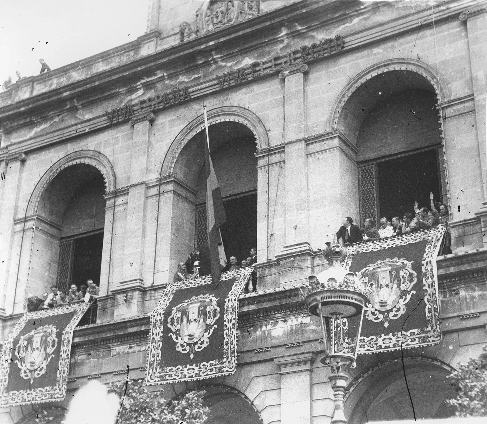 Momento en el que se alza la bandera bicolor en Sevilla, con el General Queipo de Llano presente en el balcón
