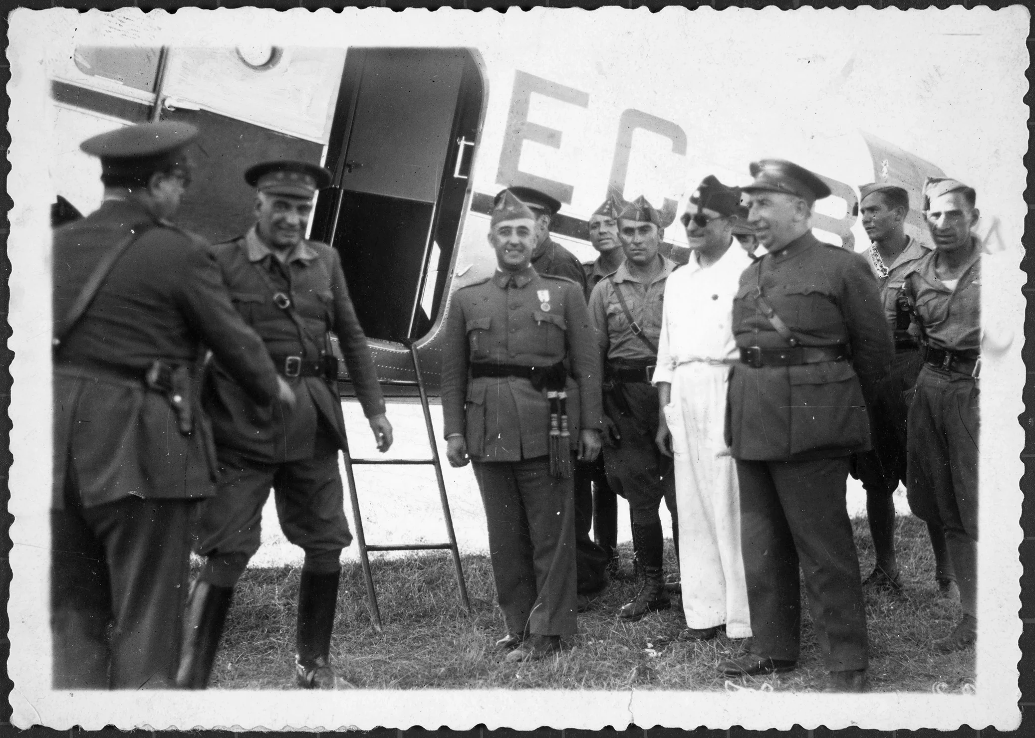 El General Francisco Franco llega a Sevilla procedente de Marruecos, en un Douglas DC-2, para ponerse al frente del Movimiento Nacional