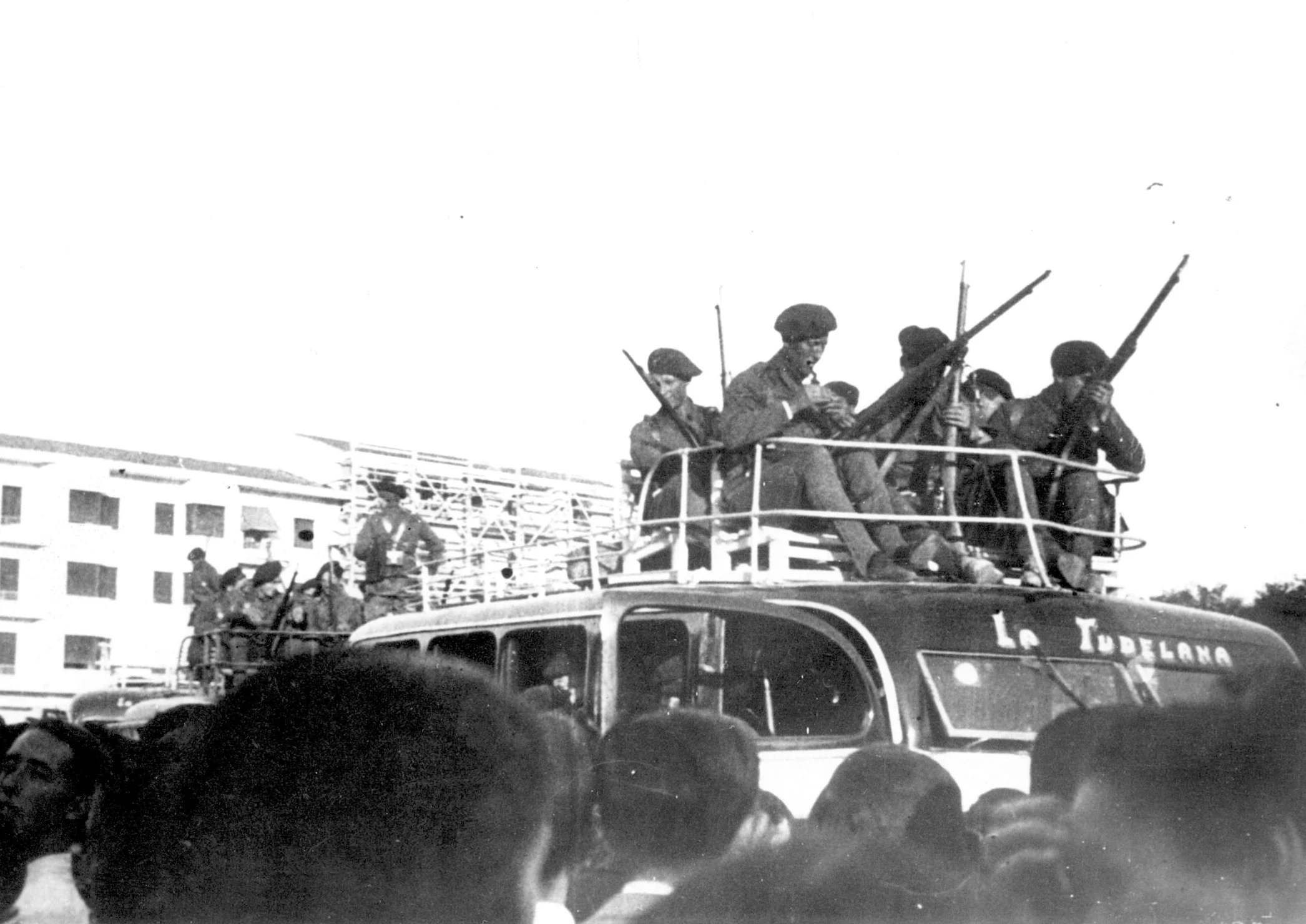 Salida de los primeros requetés (milicias carlistas) en Navarra, coordinados con el general Mola, el 18 de julio.