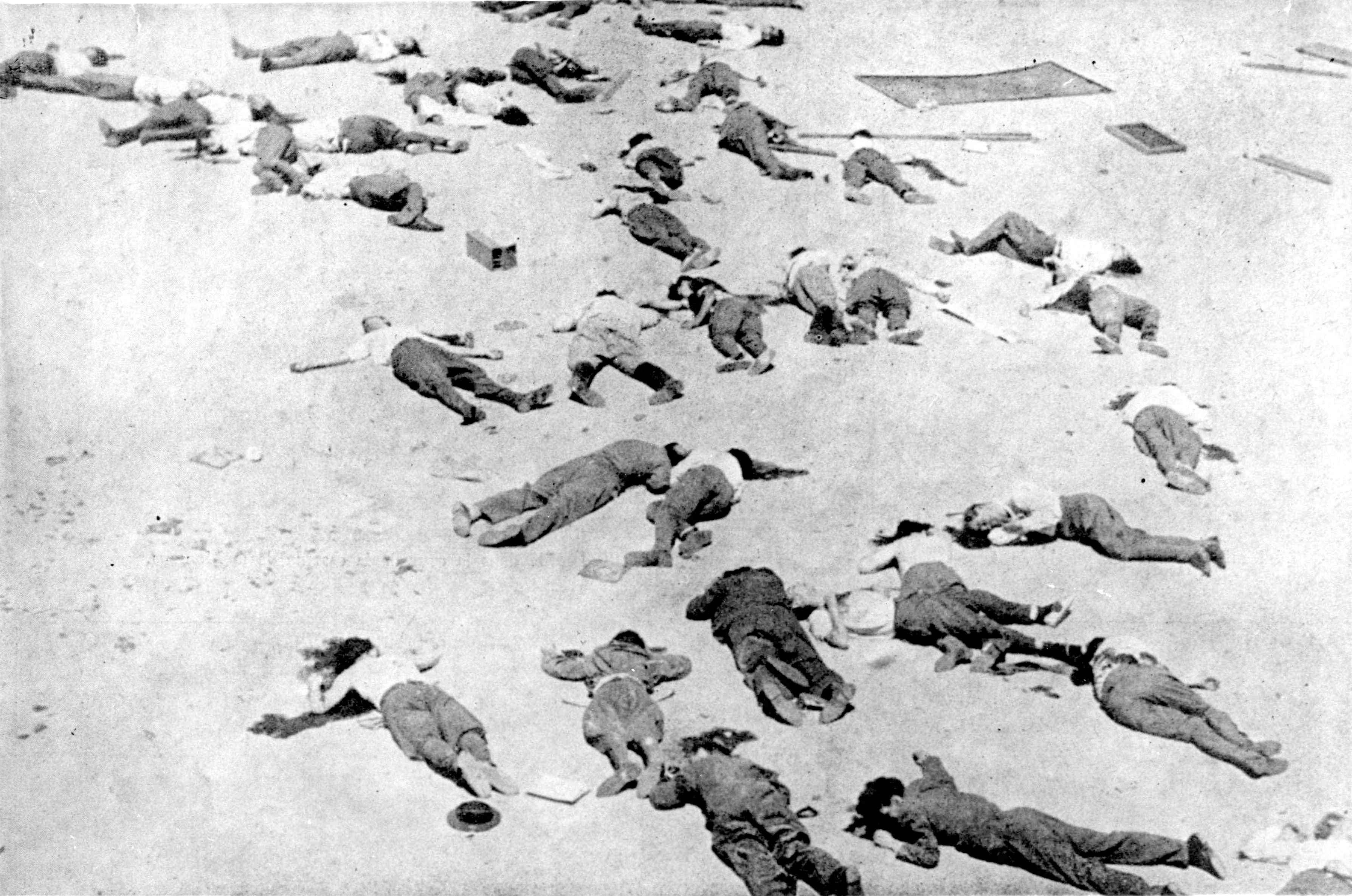 Aspecto del patio del cuartel de la Montaña, con los cadáveres de oficiales y soldados asesinados después del asalto de las fuerzas republicanas, el 20 de julio.
