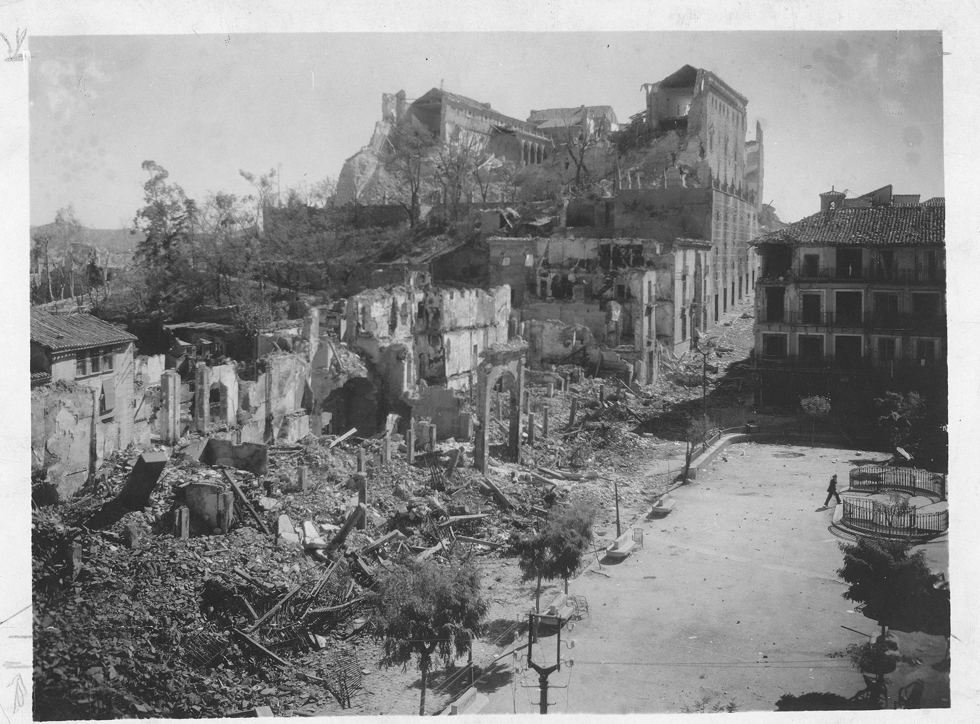 Ruinas de una parte dela Plaza de Zocodover y toda la fortaleza del Alcázar de Toledo, el 29 de octubre de 1936.