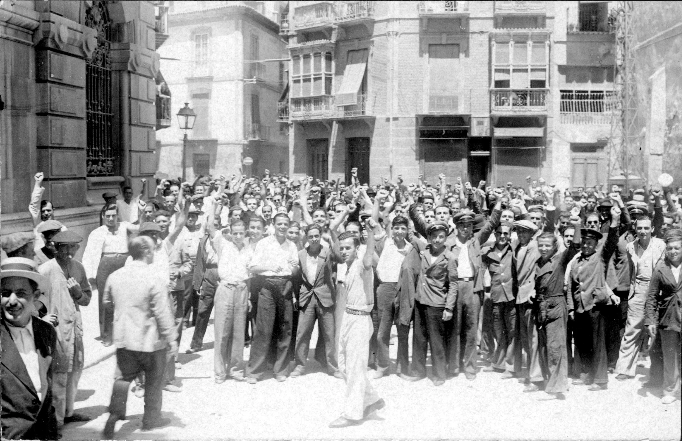 Juventudes de la UGT, de la CNT y comunistas, recorriendo y vigilando las calles, con motivo de las algaradas de los primeros días de la guerra civil, en Madrid
