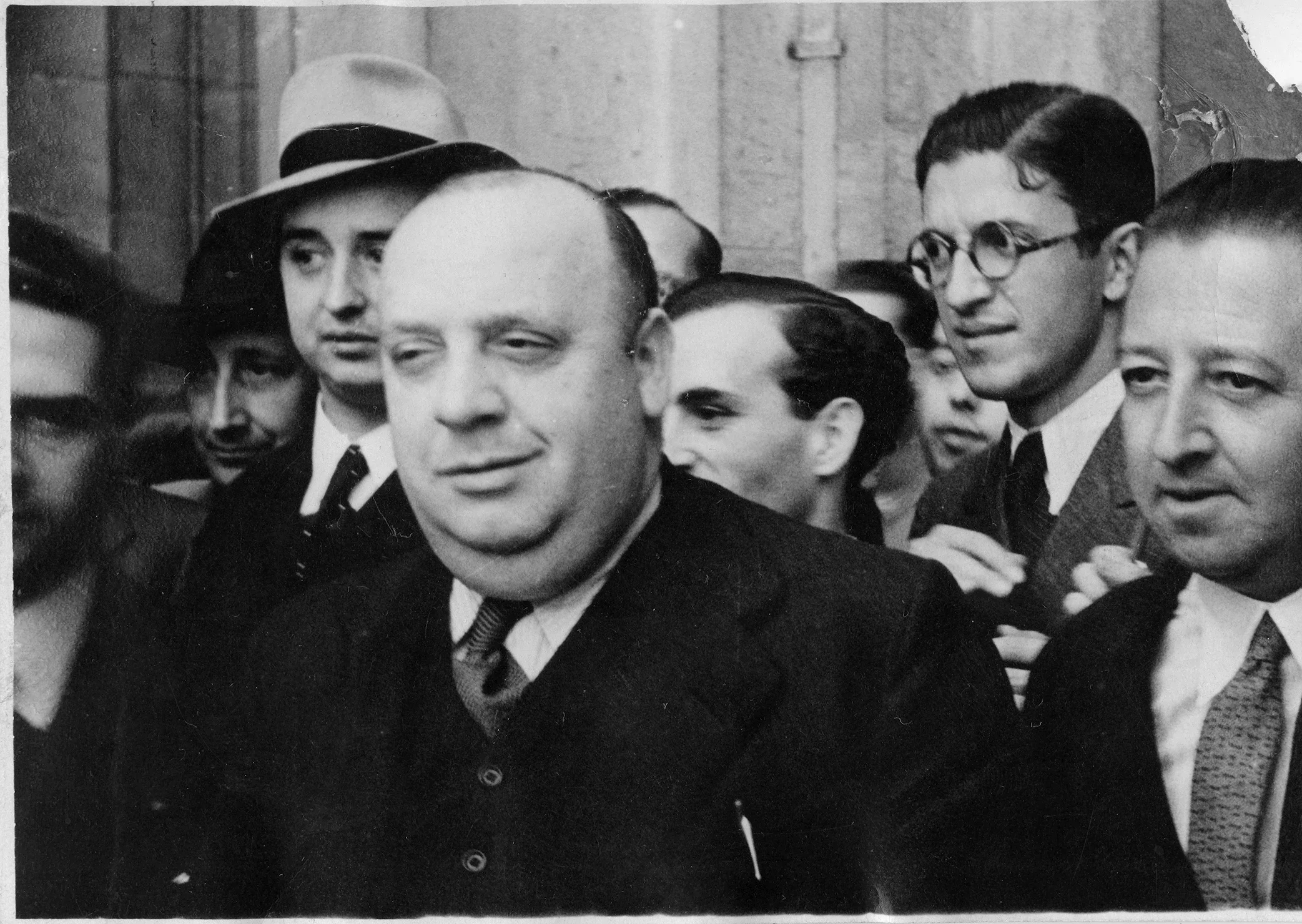 El diputado del PSOE por Vizcaya Indalecio Prieto a su salida del Palacio de las Cortes tras declinar forman Gobierno.