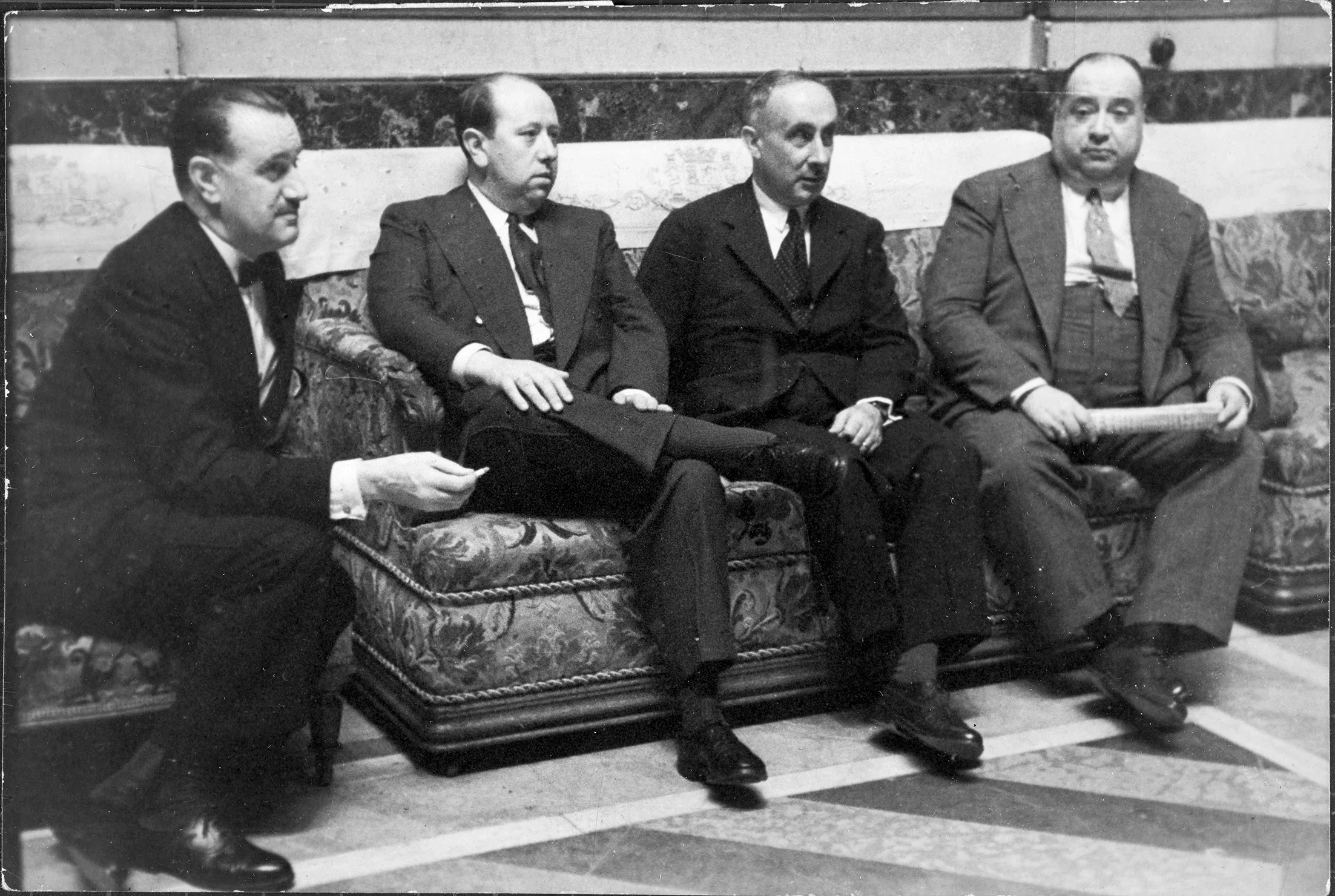 Fernando Suárez de Tangil, conde de Vallellano; José Mª Gil Robles, Juan Ventosa Calvell y José Mª Cid, en los sillones del Congreso, líderes de las minorías de derechas que responsabilizaron al Gobierno del asesinato de José Calvo Sotelo