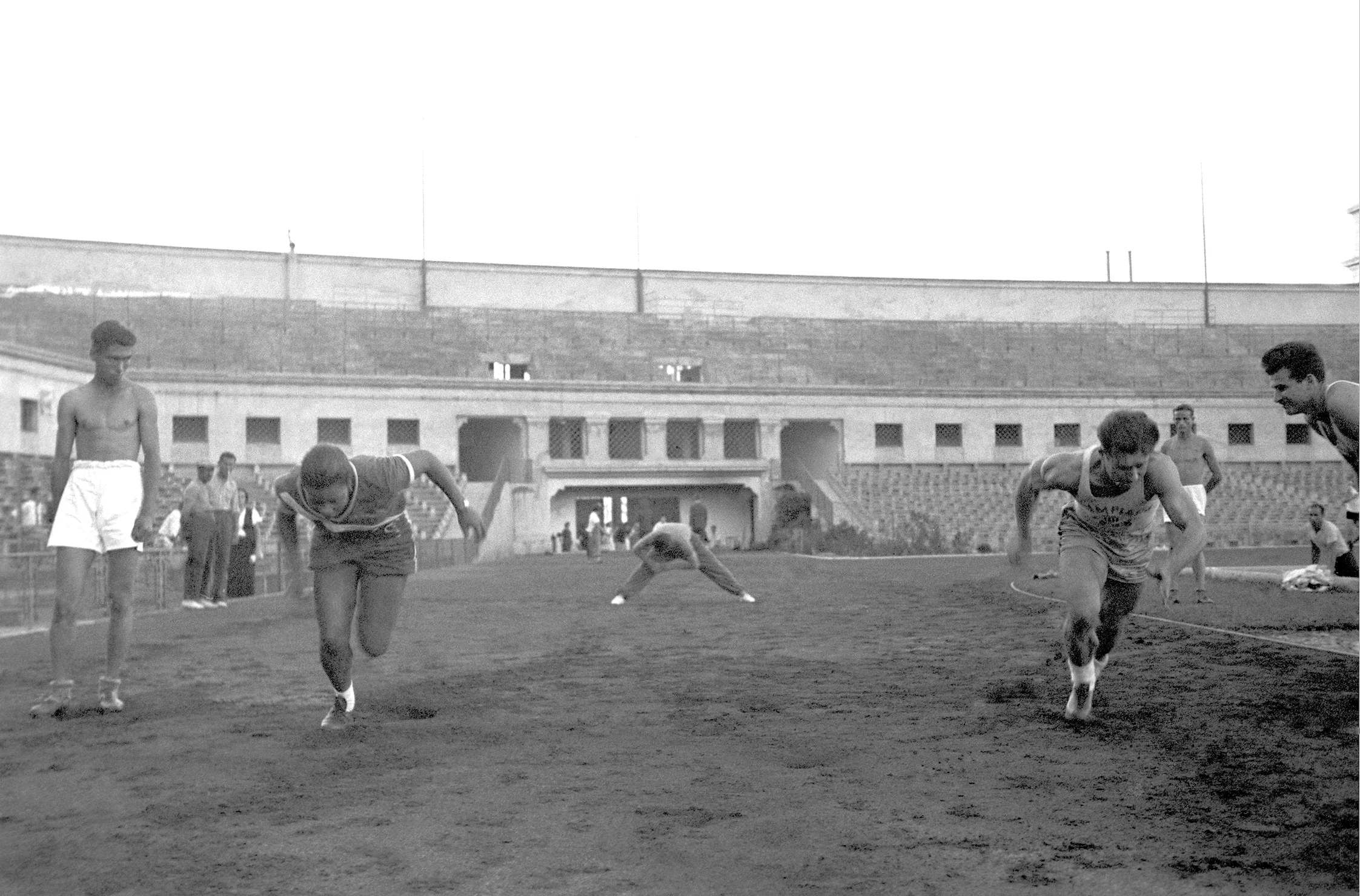Varios deportistas entrenan en el estadio de Montjuich para la Olimpiada Popular de Barcelona