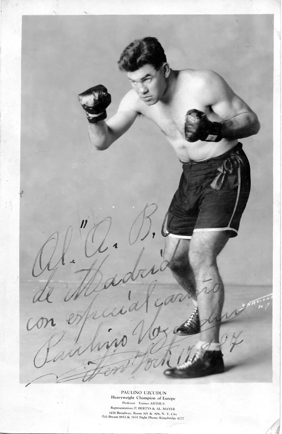 Uzudun en una fotografía dedicada a ABC, en 1930.