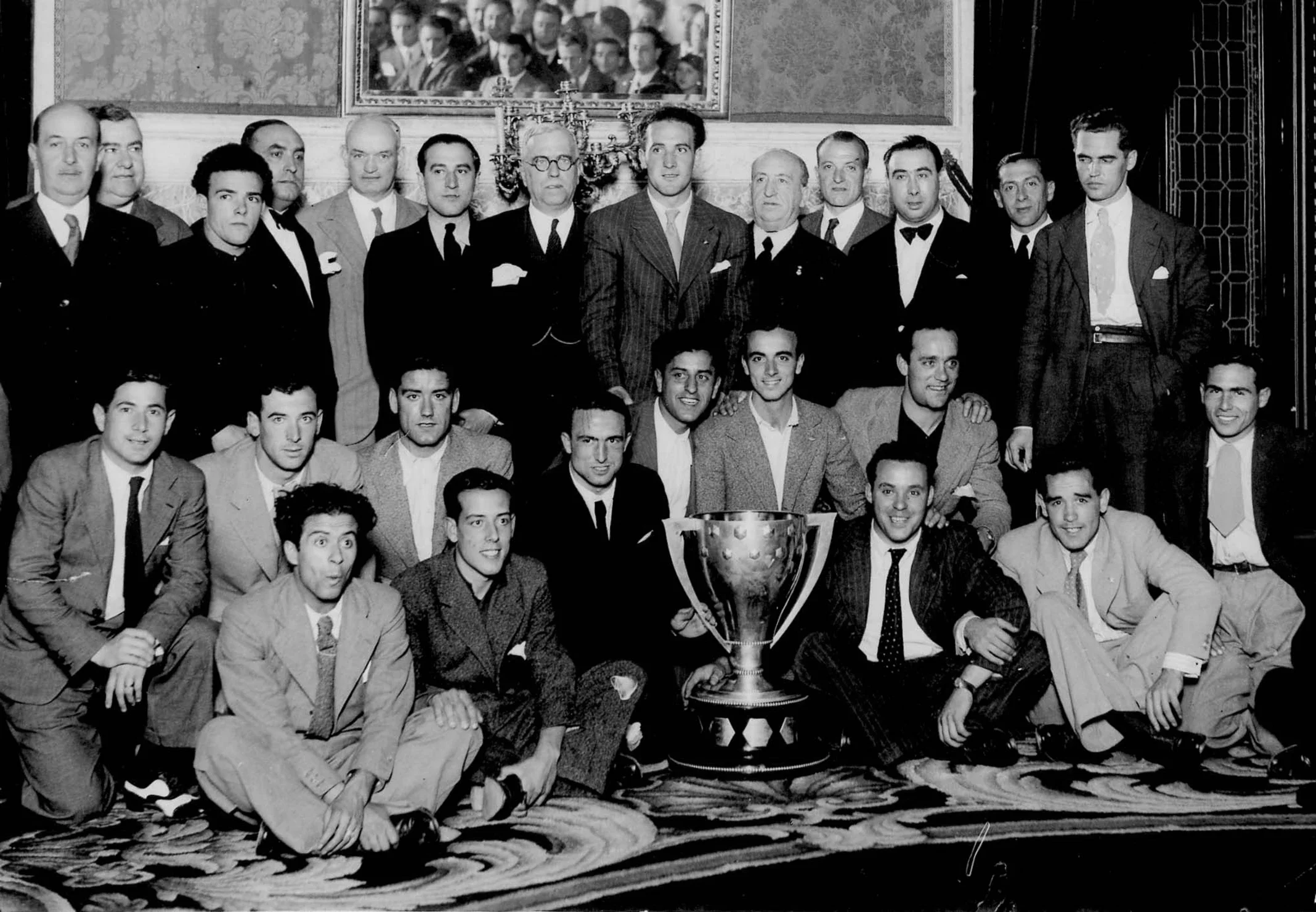 La plantilla y directiva del Betis posa con el trofeo de campeón de Liga de 1ª División, el 30 de abril de 1935.