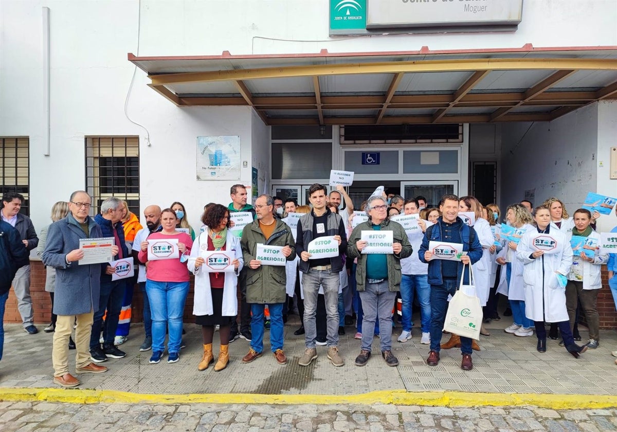 Concentración de sanitarios a las puertas del centro de salud