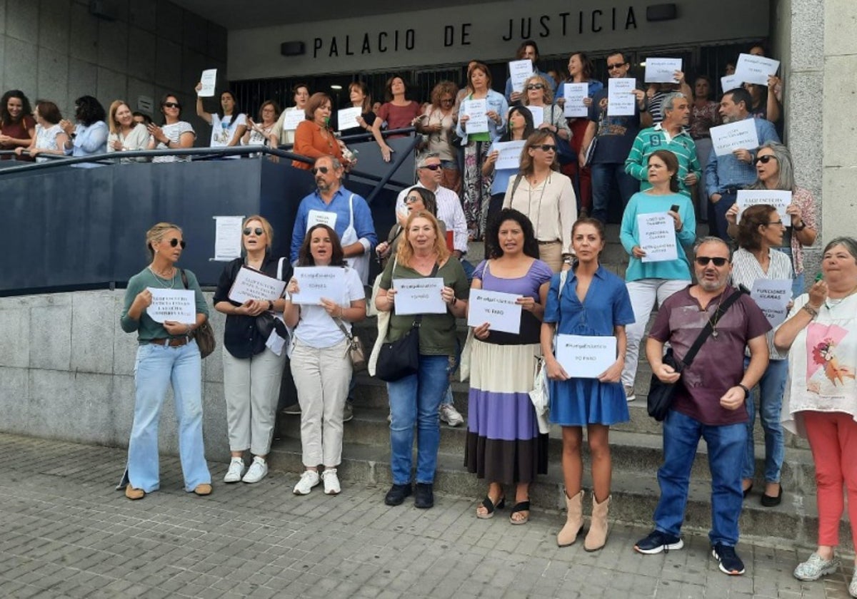 Una de las concentraciones de los funcionaros de Justicia en Huelva